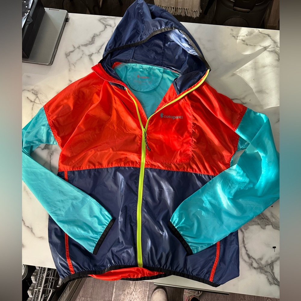 Cotopaxi Teca hooded windbreaker